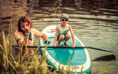 Paddleboarding na řece